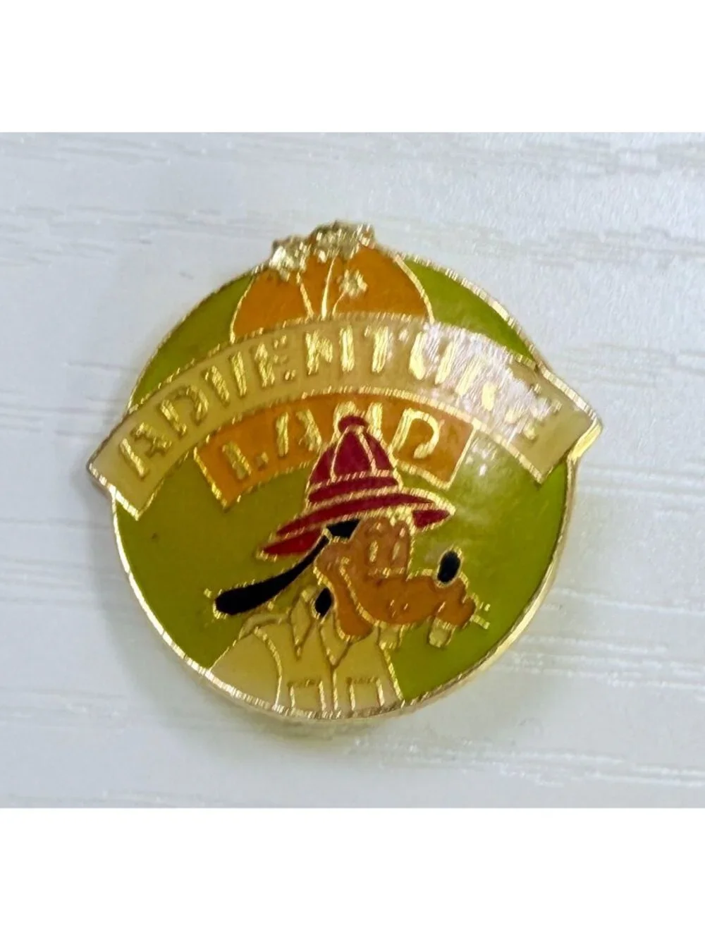 Walt Disney Adventureland Goofy Pin Safari Hat Gold Tone Pinback Enamel